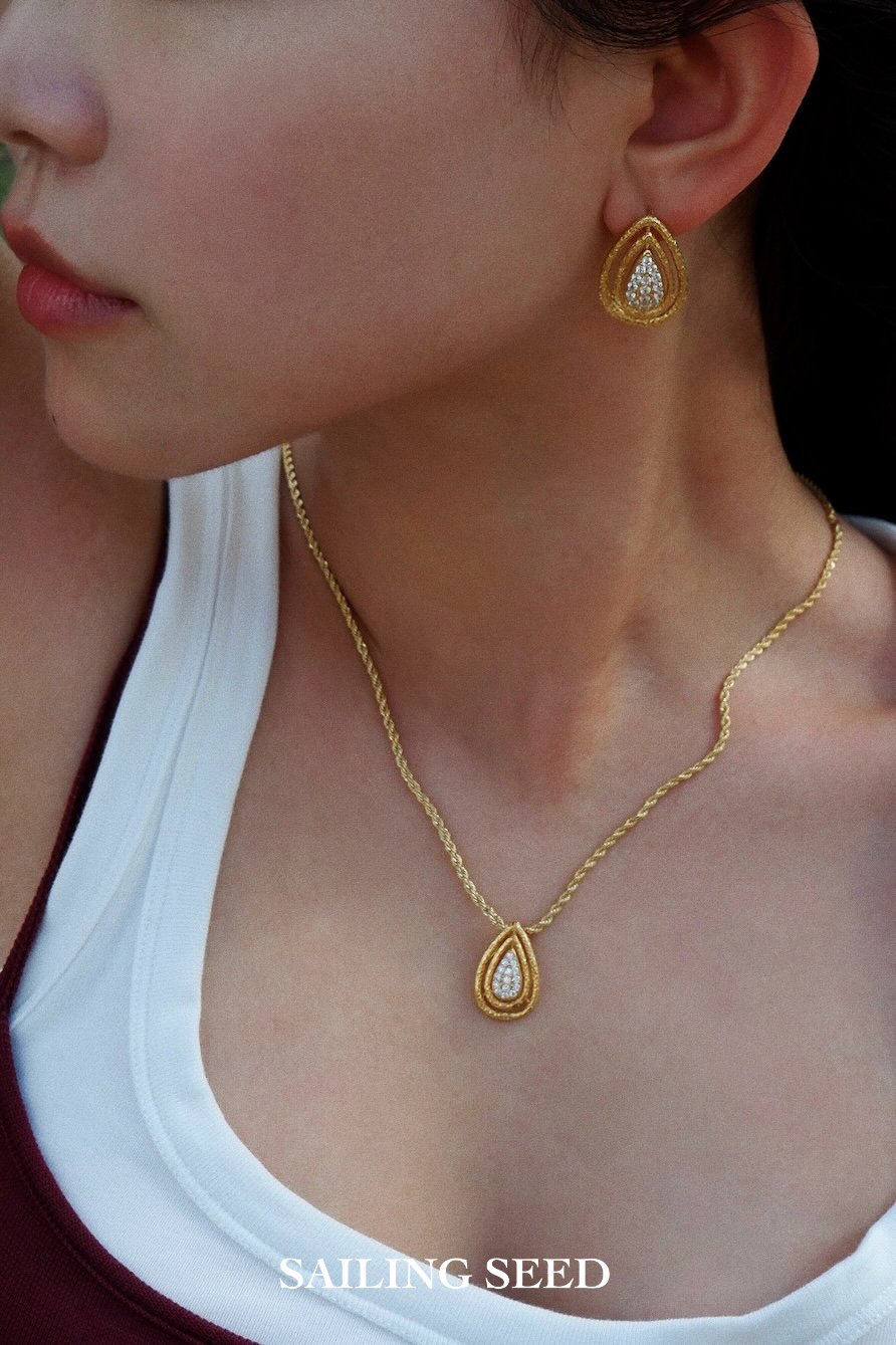 Tidal Trace Gold Teardrop Twist Chain Necklace - Image 4